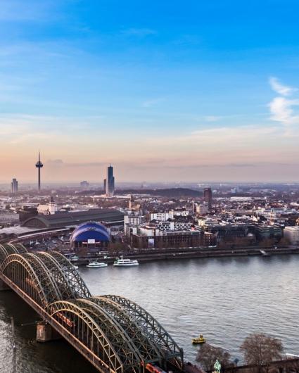 Stadtansicht von Köln mit Rhein