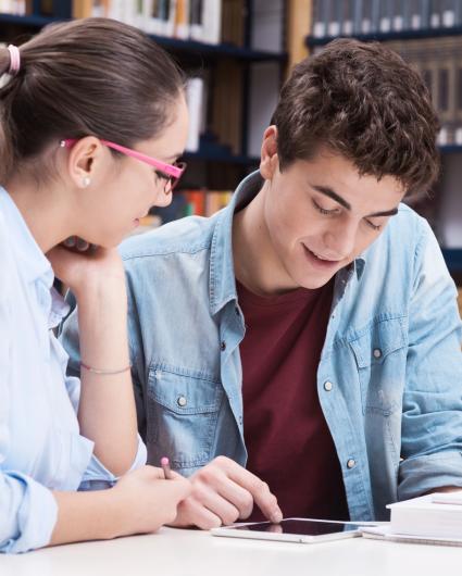 Junge Studierende in der Bibliothek
