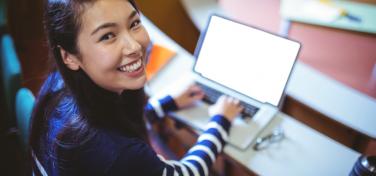 Studentin vor Laptop Bild für Mitglied werden