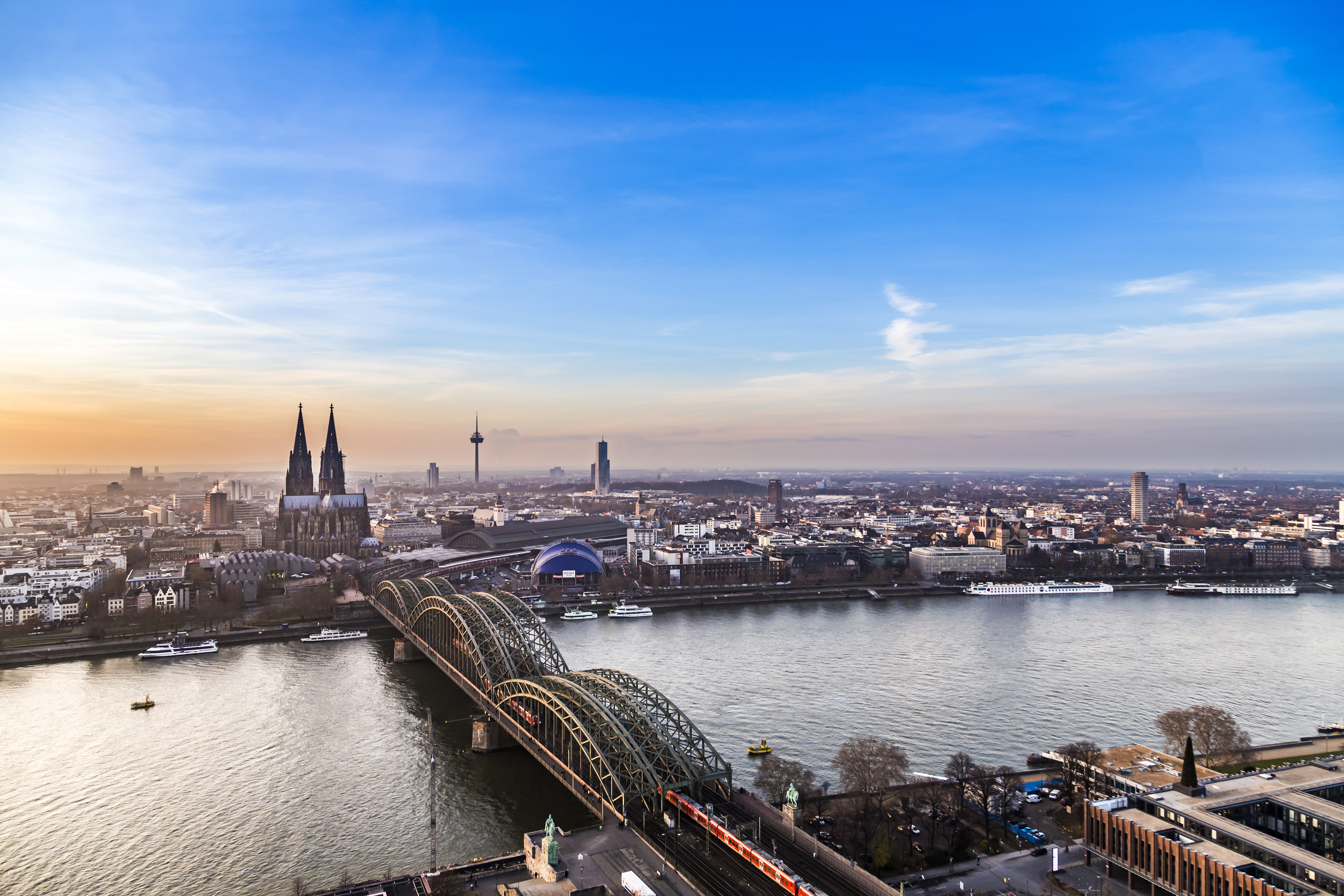 Stadtansicht von Köln mit Rhein